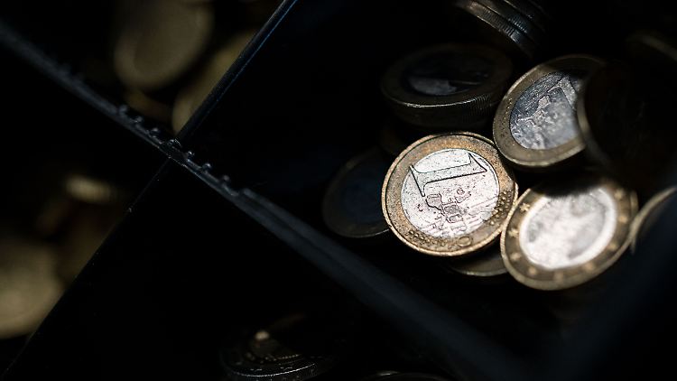 Vor allem im Supermarkt und an der Tankstelle spüren die Menschen, dass das Geld knapper wird.