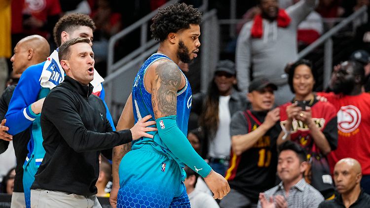 Nach seinem zweiten technischen Foul wurde der 24-jährige Miles Bridges des Feldes verwiesen.