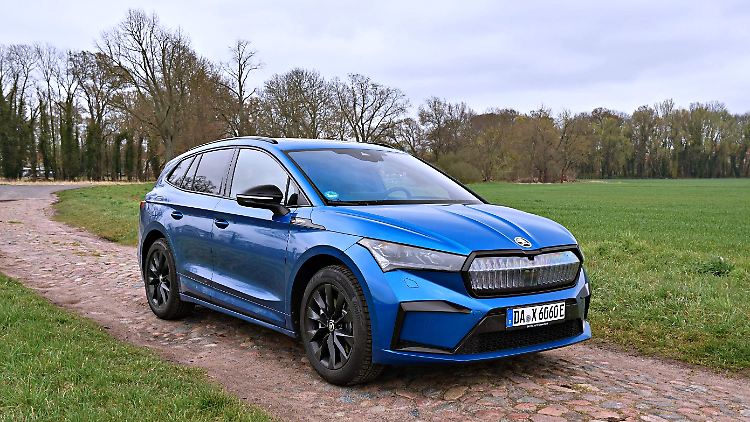 Der Škoda Enyaq iV 80x Sportline ist ein schickes Elektroauto. Leider stolpert er im Praxistest bei ntv.de über seine mangelnde Reichweite.