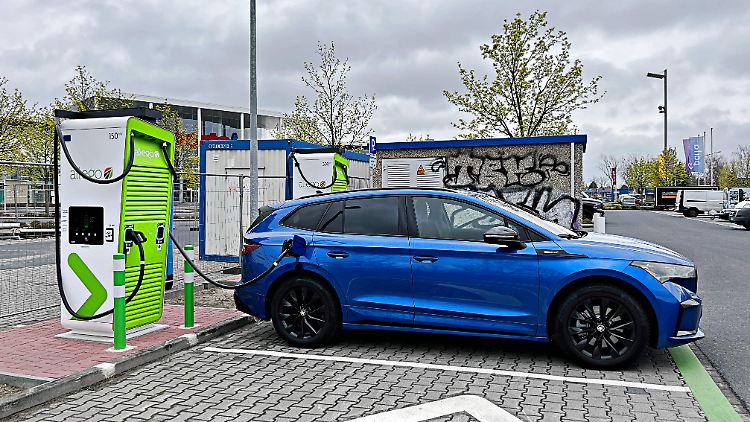 Wer eine 150-kW-Ladestation im Umkreis von zehn Kilometern findet, wird sie mit dem Škoda Enyaq iV 80x Sportline häufiger besuchen.