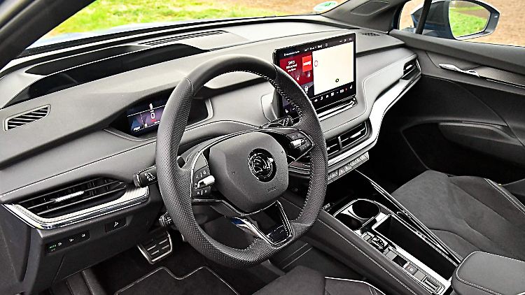 Der Arbeitsplatz des Fahrers im Škoda Enyaq ist schlicht, übersichtlich und sehr gut verarbeitet.