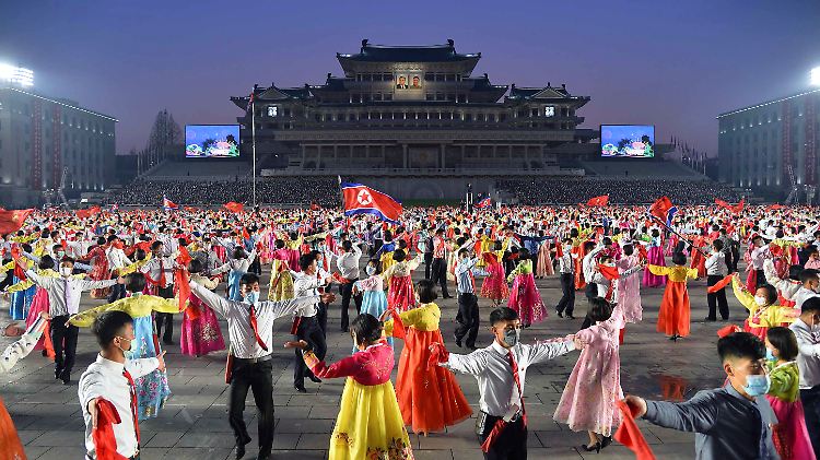 Tanzende Menschen statt Raketen und Panzer: Nordkorea feiert den 110. Geburtstag des "ewigen Präsidenten".