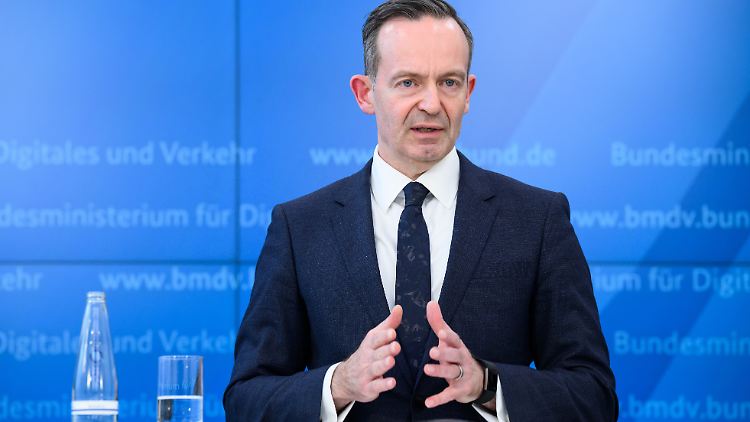 Laut dem Bericht beruhe das Versprechen Wissings, 2022 mehr Geld ins Schienen- als ins Straßennetz zu investieren, auf einem Rechentrick.