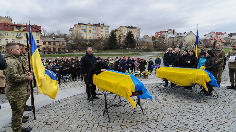 Angehörige bei einer Beerdigung dreier ukrainischer Soldaten am 6. April 2022 in Lwiw.