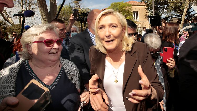 Präsentiert sich bei Wahlkampfauftritten zuletzt gut gelaunt: Marine Le Pen.