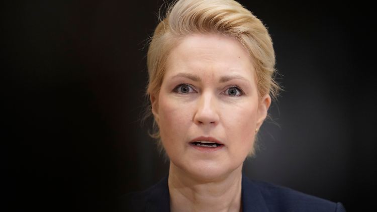 Mecklenburg-Vorpommerns Ministerpräsidentin Schwesig steht für ihr langes Festhalten an Nord Stream 2 und eine undurchsichtige Stiftung massiv in der Kritik. 