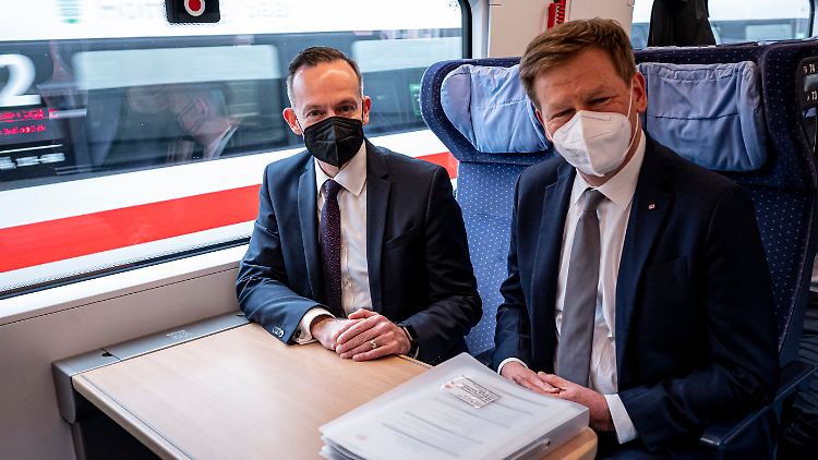 Damit nicht nur Verkehrsminister Wissing und Bahnvorstand Lutz öfter in die Bahn einsteigen, muss unter anderem der öffentlichen Nahverkehr modernisiert werden. 