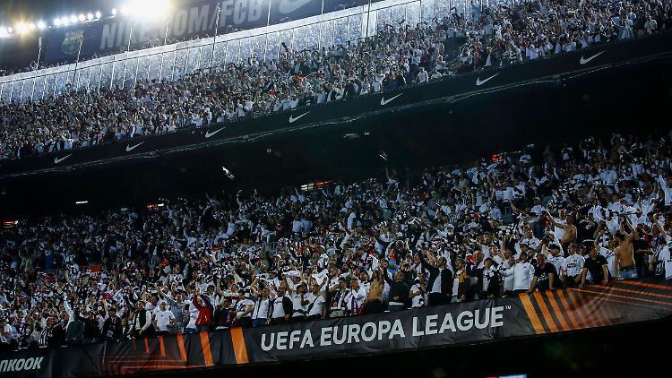 Alles weiß - Frankfurt-Fans hatten das Stadion übernommen.