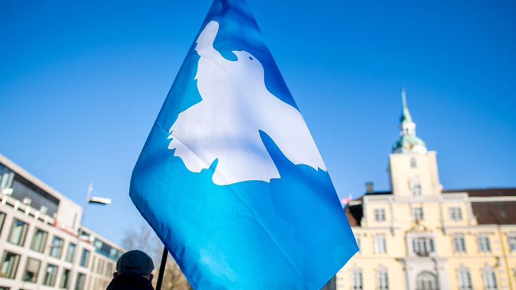 Forscherin Baumgart-Ochse sieht die deutsche Friedensbewegung angesichts des Ukraine-Kriegs vor einer großen Herausforderung. 