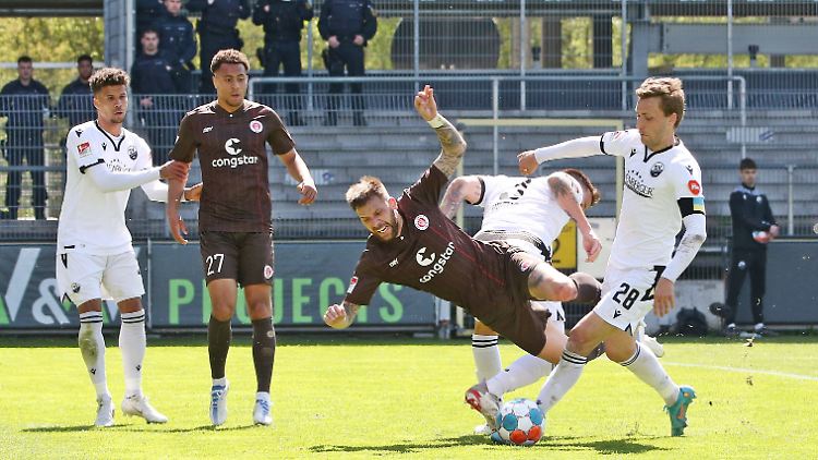 Burgstaller wird gefoult, verwandelt den fälligen Elfmeter - und siegt doch nicht mit St. Pauli.