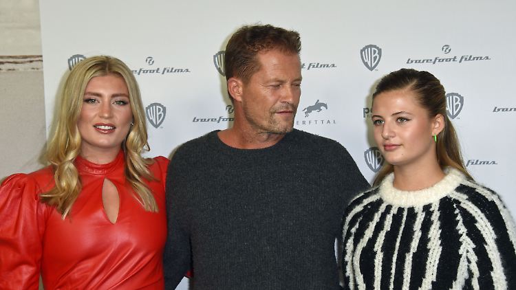 Til Schweiger mit seinen Töchtern Luna (l.) und Emma (r.).