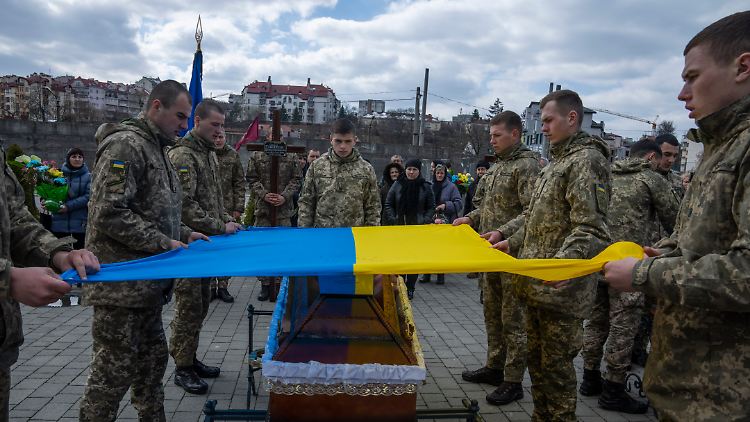 Selenskyj sprach von 2500 bis 3000 getöteten ukrainischen Soldaten. 