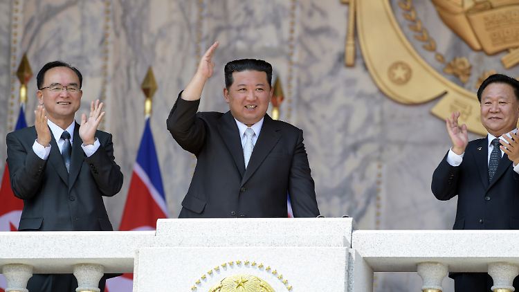 Nordkoreas Machthaber Kim Jong Un bei einer nationalen Zeremonie in Pjöngjang, die am 16. April 2022 zu Ehren seines Großvaters abgehalten wurde.