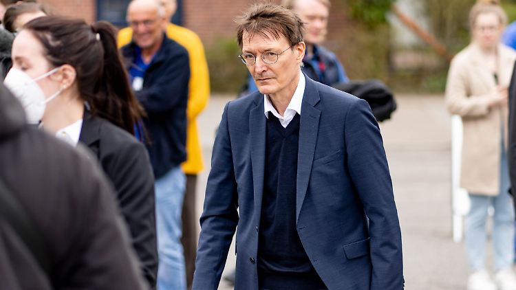Lauterbach versucht, mit der Situation "möglichst professionell" umzugehen: "Jede Gewalt- und Mordandrohung bringe ich zur Anzeige."