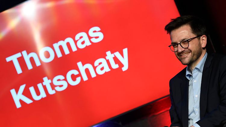 Thomas Kutschaty will Ministerpräsident von Nordrhein-Westfalen werden - und Hendrik Wüst von der CDU will es bleiben.  Am 15. Mai fällt die Entscheidung in NRW.
