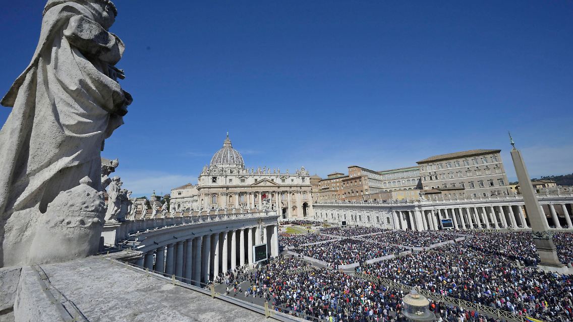 Das Oberhaupt der katholischen Kirche spricht vor rund 100.000 Gläubigen auf dem Petersplatz in Rom.
