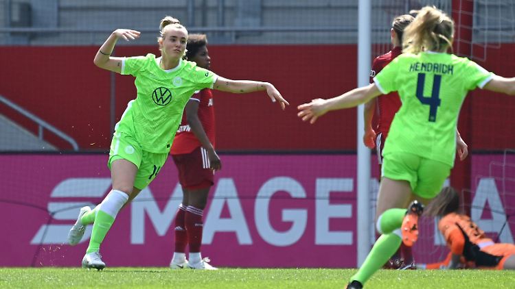 Jill Roord (links) traf aus der Ferne zum 1:0.