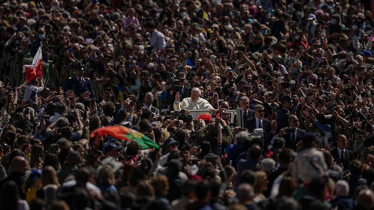 Der Papst fährt in seinem Papamobil am Ende der Ostermesse über den Petersplatz. 