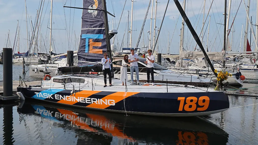 Spartanisch-und-schnell-ein-solches-Renn-Segelboot-ist-in-Warnemuende-getauft-worden