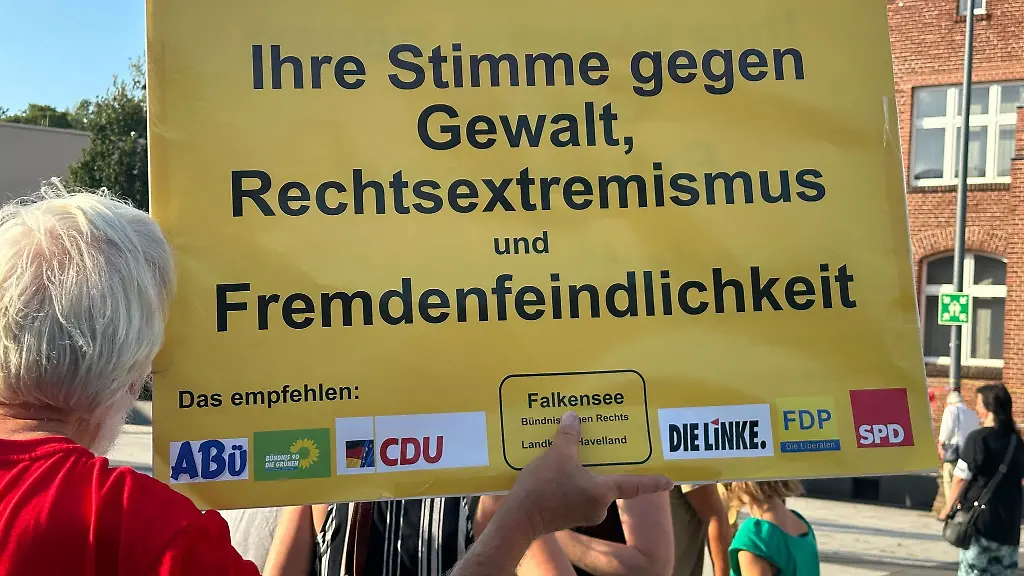 Menschen-protestieren-gegen-Rechts-in-Falkensee