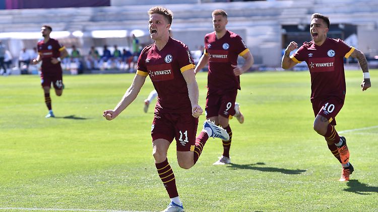 Marius Bülter von Schalke 04 jubelt über sein Tor zum 4:2.