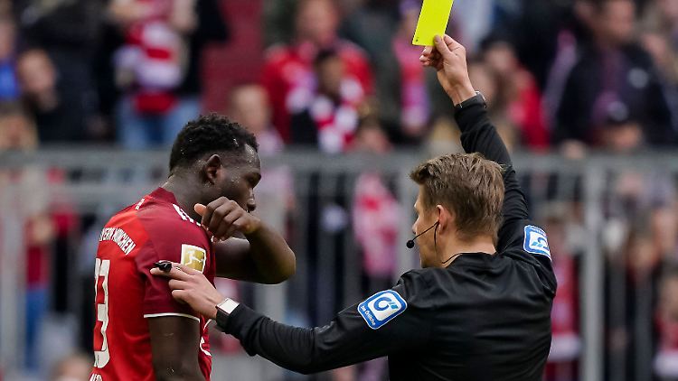 Schiedsrichter Patrick Ittrich zeigte Bayerns Tanguy Nianzou nur die Gelbe Karte.