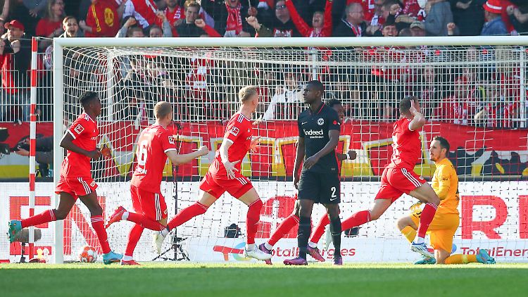 Grischa Prömel von Union Berlin jubelt über das Tor zum 2:0 gegen Eintracht Frankfurt.