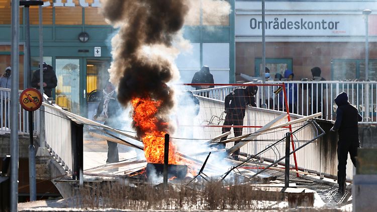 In Norrköping gingen am Sonntag 150 Demonstranten gegen die ultrarechte Gruppierung Stram Kurs auf die Straße - darunter offenbar auch Randalierer.