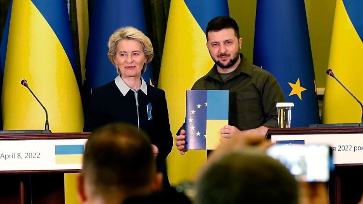 Ursula von der Leyen überreichte den EU-Fragenkatalog bei ihrem Besuch in Kiew am 8. April.