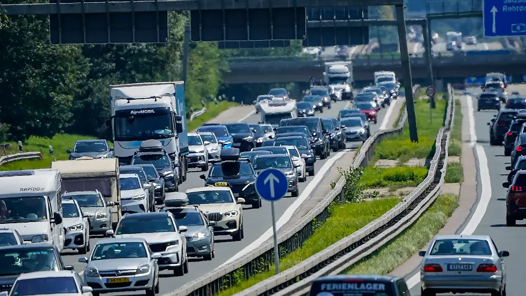 Fahrzeuge-stauen-sich-auf-der-Autobahn-A8-bei-Rosenheim-in-Fahrtrichtung-Muenchen