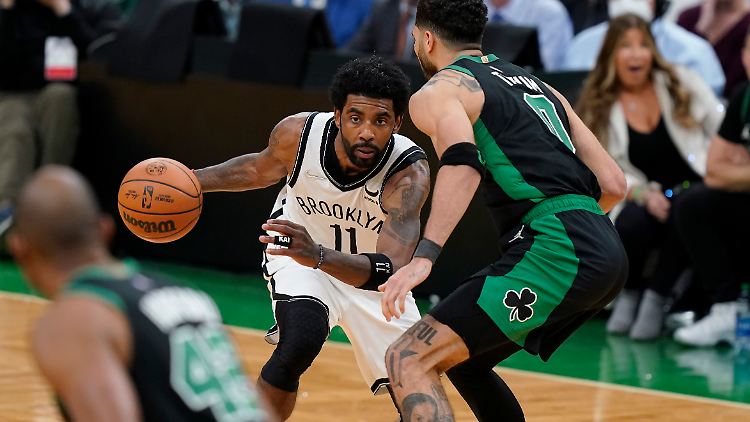 Brooklyn-Star Kyrie Irving (l.) machte 39 Punkte und verzweifelte trotzdem. 