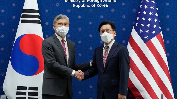 Sung Kim (l), US-Sonderbeauftragter für Nordkorea, und Noh Kyu-duk (r), südkoreanischer Sonderbeauftragter für Friedens- und Sicherheitsfragen, wollen sich in den nächsten Tagen über die Entwicklung in Nordkorea austauschen.