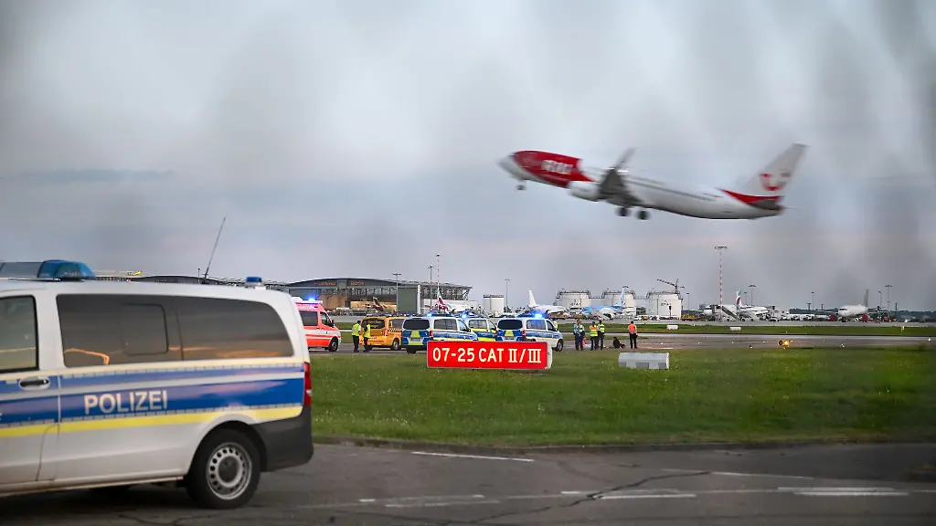 Die-Klimaaktivisten-sind-in-Stuttgart-bis-zum-Rollfeld-vorgedrungen