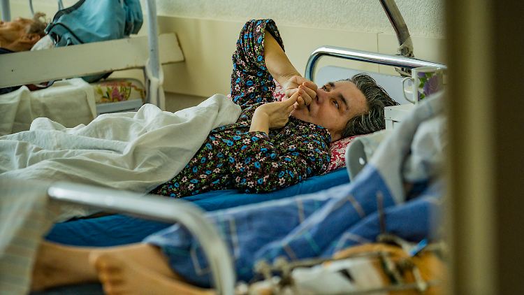 Verletzte in einem Krankenhaus in Charkiw. In Abstimmung mit den Kräften vor Ort sollen deutsche Ärztinnen und Ärzte vermittelt werden.
