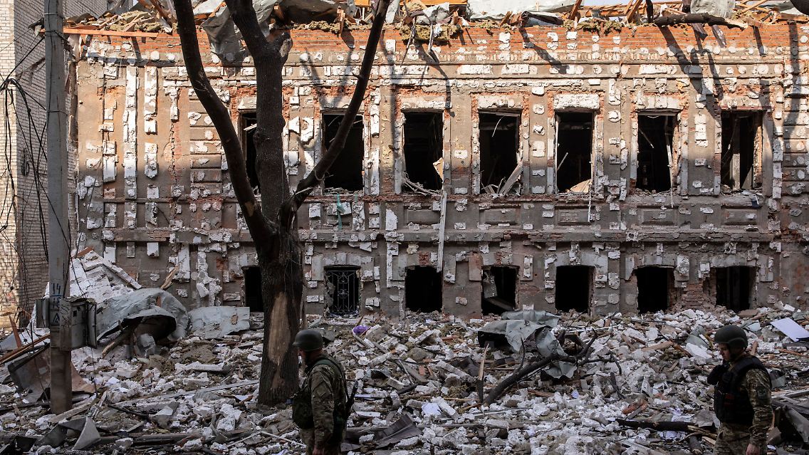 Ukrainische Soldaten vor Trümmern in der Stadt Charkiw. Das Bild entstand am Samstag.