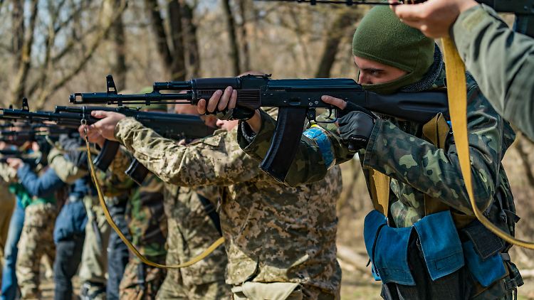 Freiwillige Kämpfer bei einer Schießübung in der Ukraine.