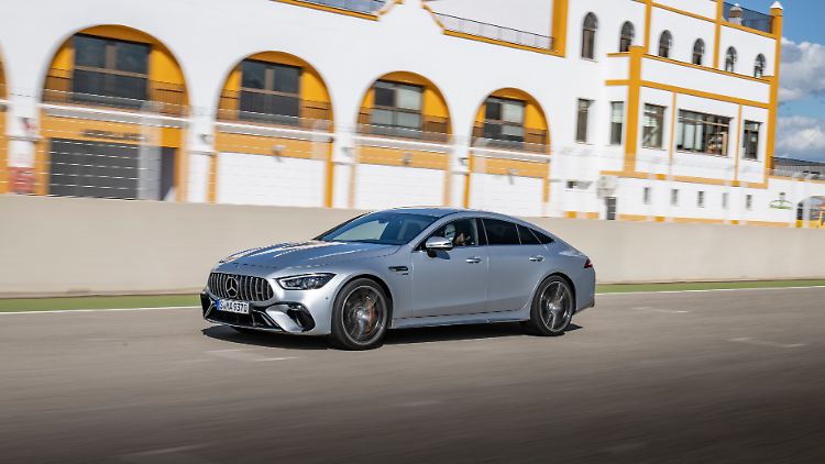Der Mercedes-AMG 63 S E-Performance kann dank seiner Formel-1-Technik auch auf der Rennstrecke gefahren werden, macht aber auf der Landstraße noch viel mehr Spaß.