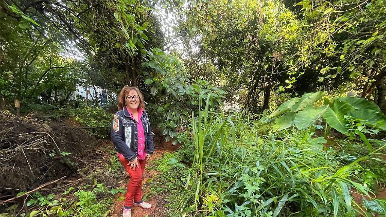 April Sampson-Kelly steht inmitten ihrer "Silk Farm", einem sogenannten "Food Forest" oder Ernährungs-Garten, der nach den Prinzipien der Permakultur-Lehre nach David Holmgren angelegt wurde.