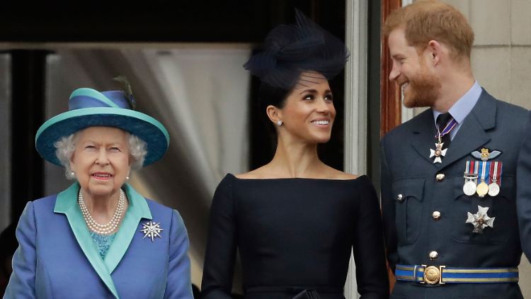 Harry und Meghan 2018 mit der Queen (l.) auf dem Balkon des Buckingham Palastes - wird man sie hier bald wieder sehen?