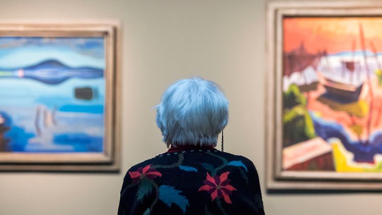 Für die Aktivierung eignet sich alles, was die Sinne anspricht - etwa farbenfrohe Bilder. In einigen Museen gibt es Ausstellungen, die sich speziell an Demenzkranke richten.