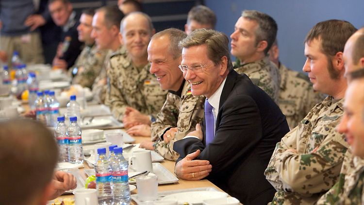 Westerwelle beim gemeinsamen Mittagessen mit deutschen Soldaten im Feldlager Kundus.