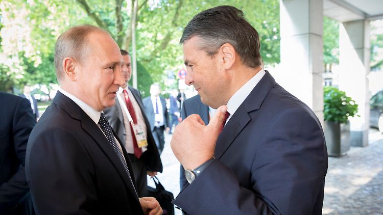 Sigmar Gabriel, damals Bundesaußenminister, trifft 2017 während des G20-Gipfels in Hamburg den russischen Präsidenten Putin.