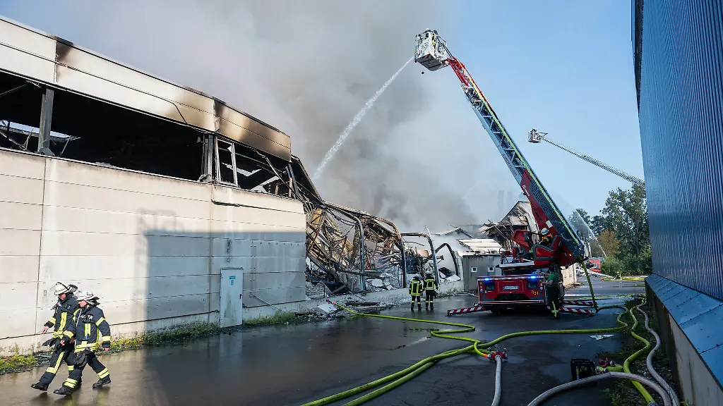 Mit-vielen-Einsatzkraeften-wurde-die-Feuerwehr-zu-einem-Brand-in-einer-Lagerhalle-in-Voelklingen-gerufen-Der-Rauch-war-weithin-sichtbar-und-Anwohner-wurden-gebeten-ihre-Fenster-geschlossen-zu-halten