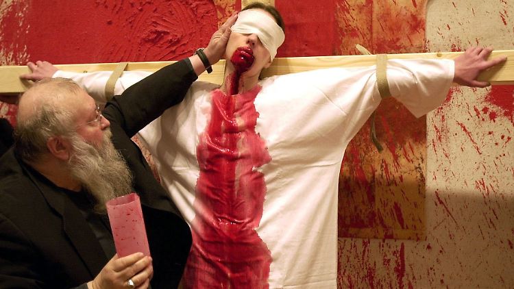 Definitiv nicht jedermanns Sache: Hermann Nitsch (l.) bei einer seiner Kunstaktionen 2001.
