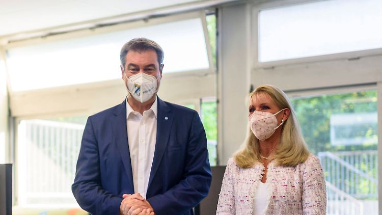 Markus Söder und seine Ehefrau Karin Baumüller-Söder. Sie machte der bayerischen Staatsregierung 2020 ein Angebot, das nun untersucht wird.