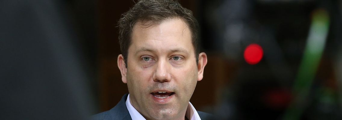 Lars Klingbeil, SPD-Parteivorsitzender, bei einem Pressestatement.
