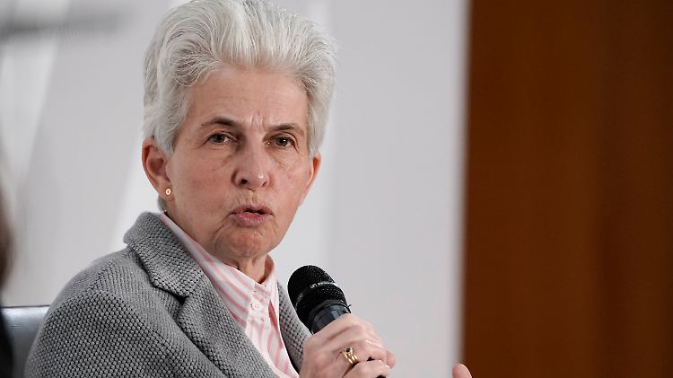 Marie-Agnes Strack-Zimmermann befürwortet die Lieferung schwerer Waffen an die Ukraine.