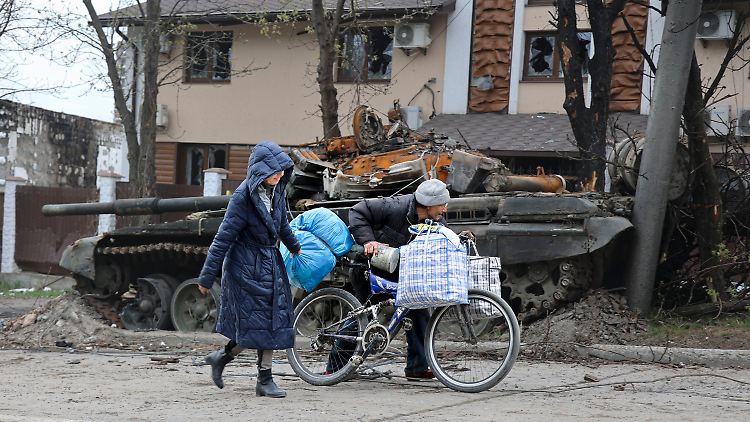 Zivilisten im zerstörten Mariupol.