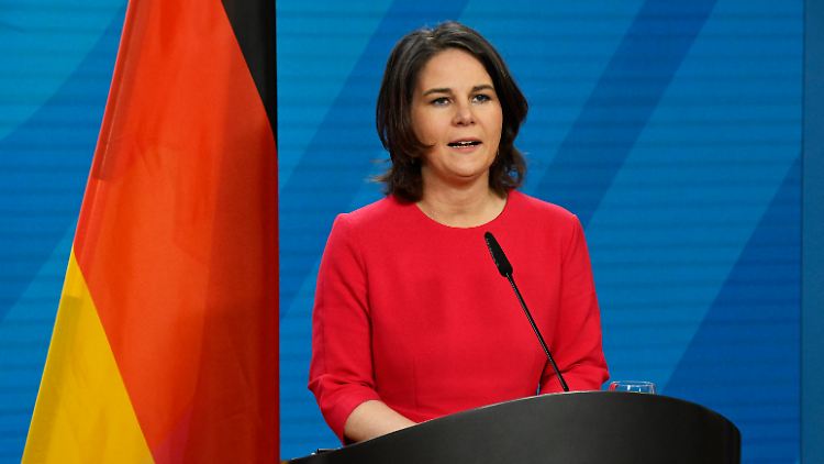 "Wir werden im Notfall jeden Quadratzentimeter unseres gemeinsamen Bündnisgebiets verteidigen", betont Außenministerin Baerbock.