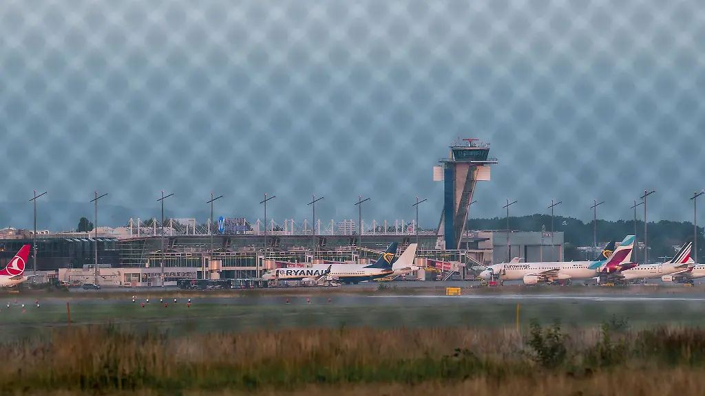 Aktivisten-der-Letzte-Generation-protestieren-auf-mehreren-Flughaefen-in-Deutschland